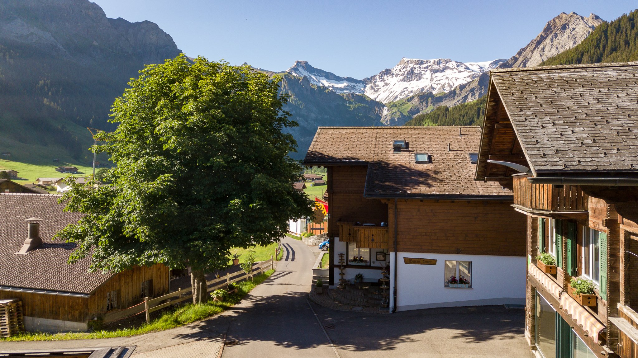 Pension Sonne, Aussenansicht mit Bergen